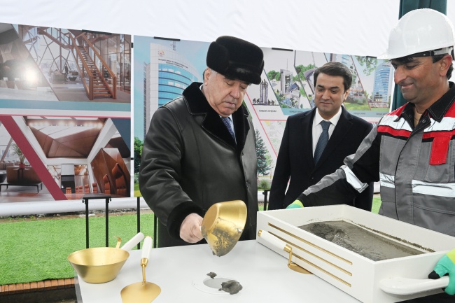 Закладка камня в фундамент строительства административного здания Министерства образования и науки Республики Таджикистан