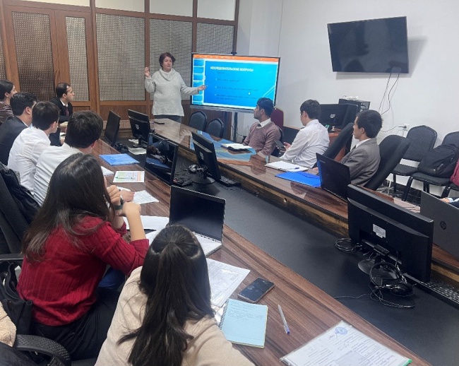 Participation of First-Year PhD Students and Master’s Students in the Seminar "Scientific Research: From the First Step to Annotation Submission"