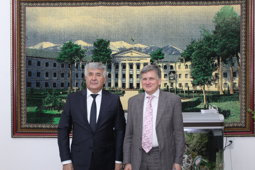 Чрезвычайный и Полномочный Посол Франции Мишель Тарран посетил с визитом вежливости ГОУ «Таджикский государственный медицинский университет имени Абуали ибни Сино
