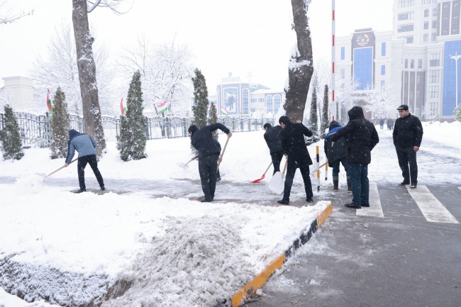 THE SURROUNDINGS OF THE UNIVERSITY AND ITS STRUCTURES WERE CLEARED OF SNOW