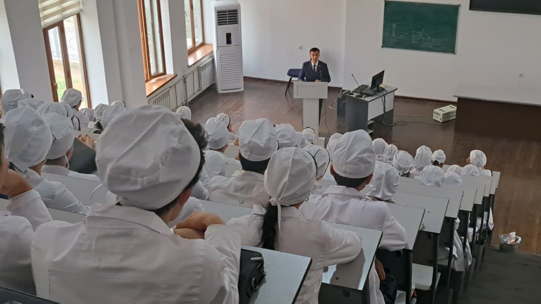 ВОХӮРИИ ДЕКАНИ ФАКУЛТЕТИ ПЕДИАТРӢ БО ДОНИШҶӮЁНИ КУРСИ ЯКУМ