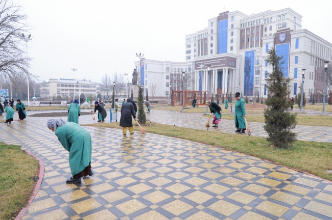 AT THE MEDICAL UNIVERSITY CONTINUES TO PLANT SEEDLINGS AND BEAUTIFICATION